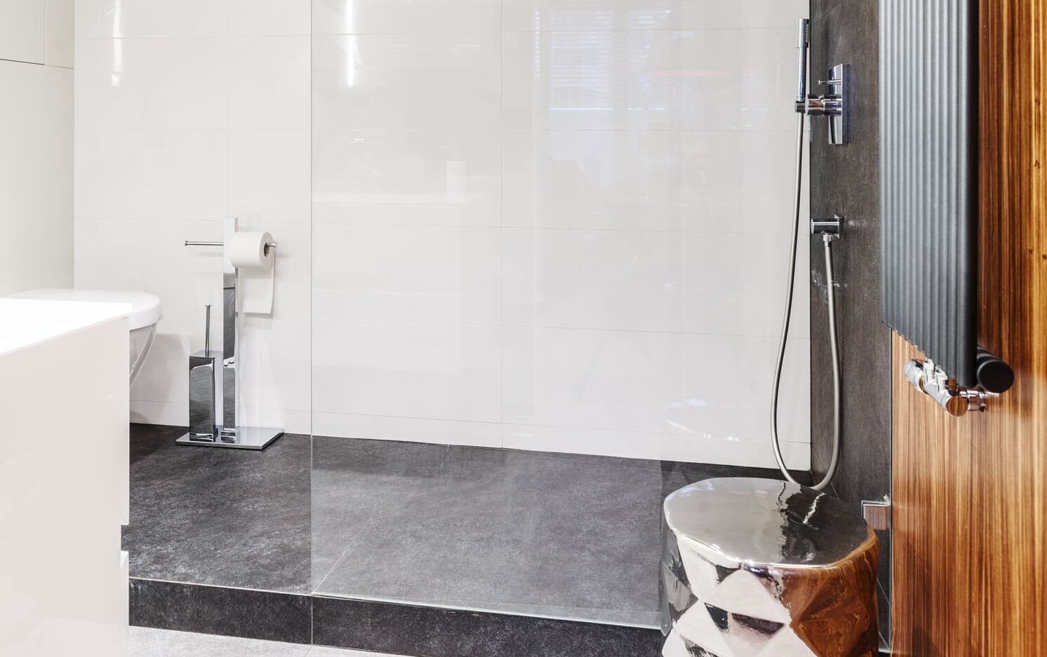 decorative-vase-in-modern-bathroom-2026-03-10-04-48-10-utc