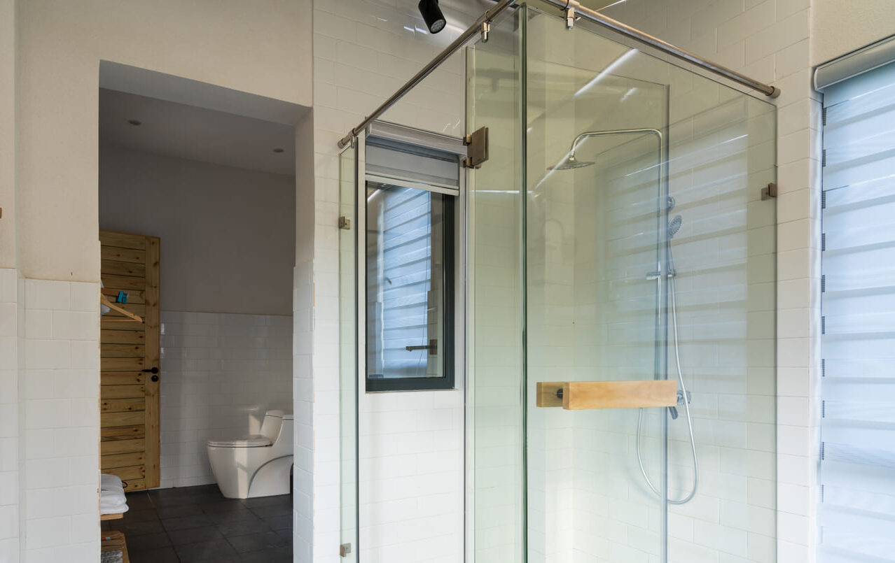 modern-bathroom-in-a-hotel-guest-room-2026-01-11-10-34-00-utc